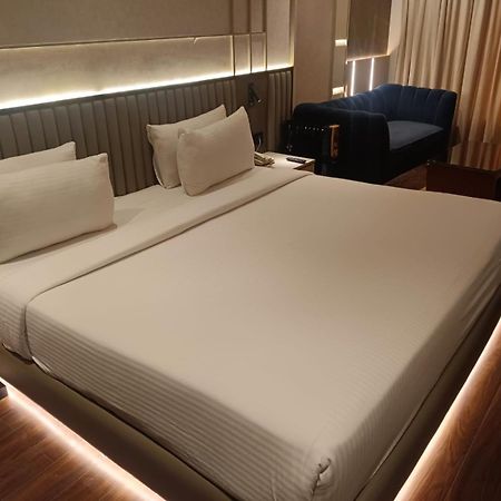 เดอะ คัลโกเชียส โฮเทล คุรุคราม Hotel คูร์เคาน์ ภายนอก รูปภาพ