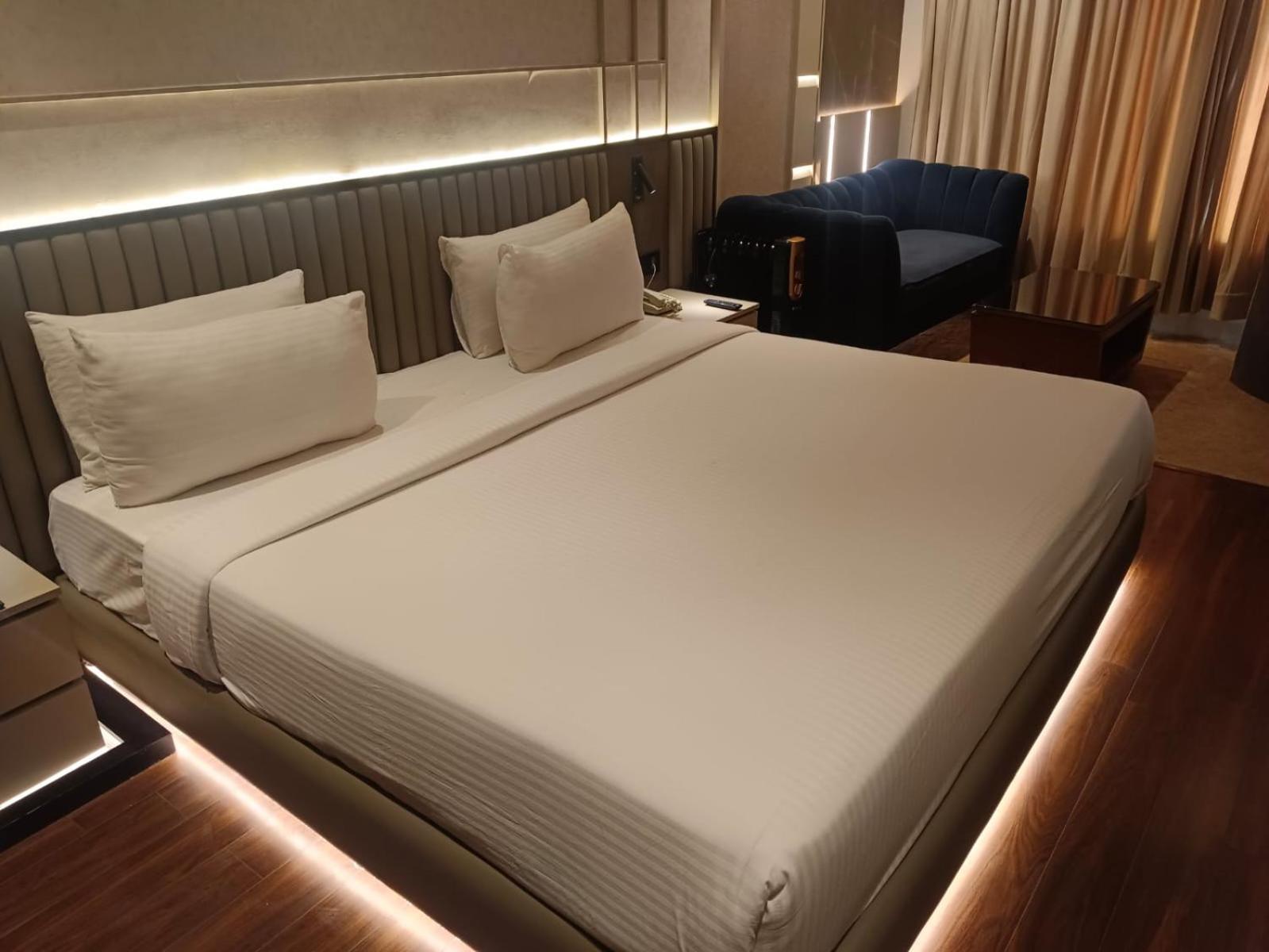 เดอะ คัลโกเชียส โฮเทล คุรุคราม Hotel คูร์เคาน์ ภายนอก รูปภาพ
