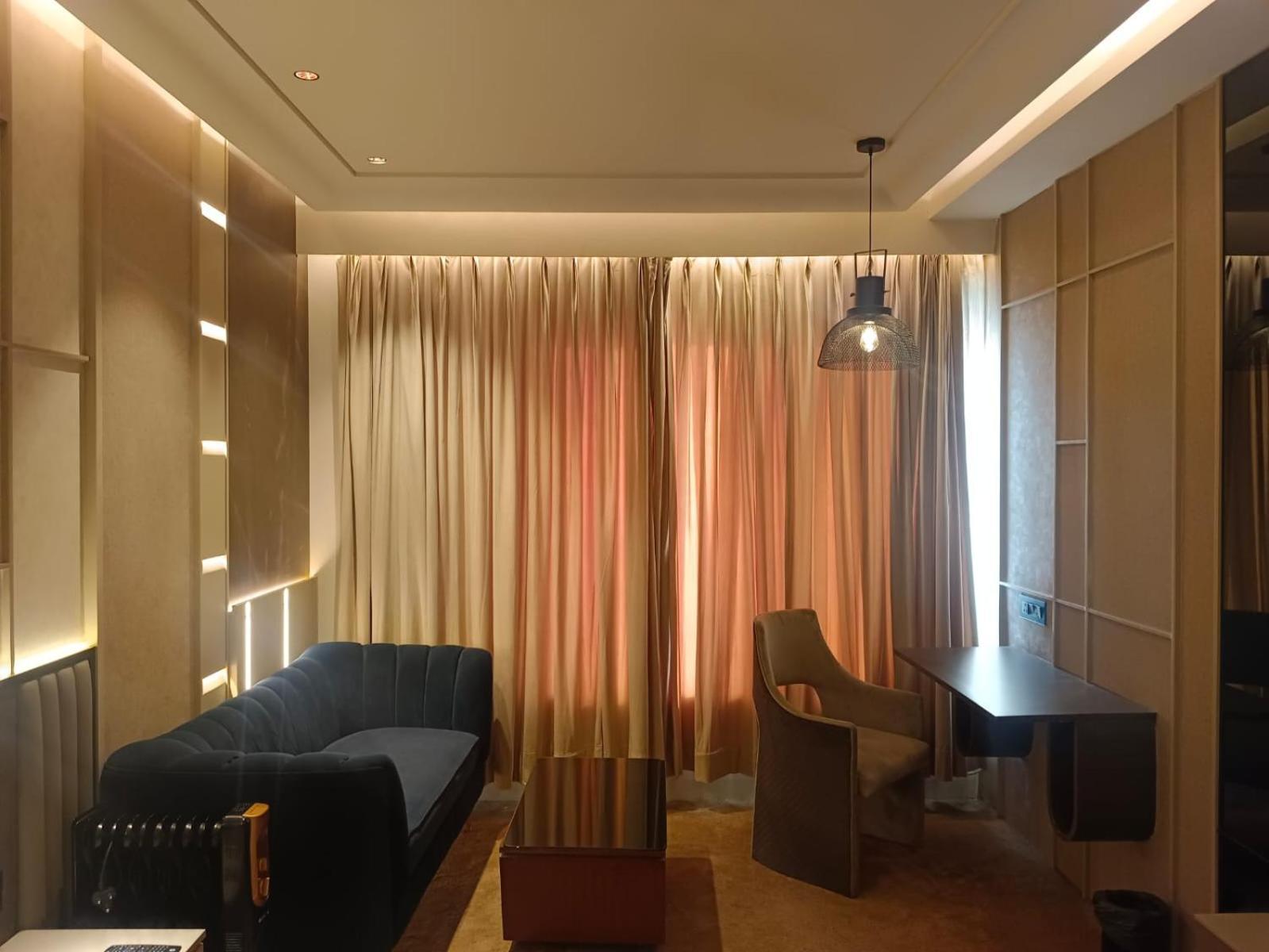 เดอะ คัลโกเชียส โฮเทล คุรุคราม Hotel คูร์เคาน์ ภายนอก รูปภาพ
