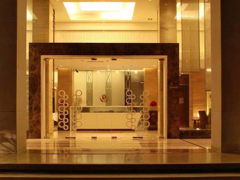 เดอะ คัลโกเชียส โฮเทล คุรุคราม Hotel คูร์เคาน์ ภายนอก รูปภาพ